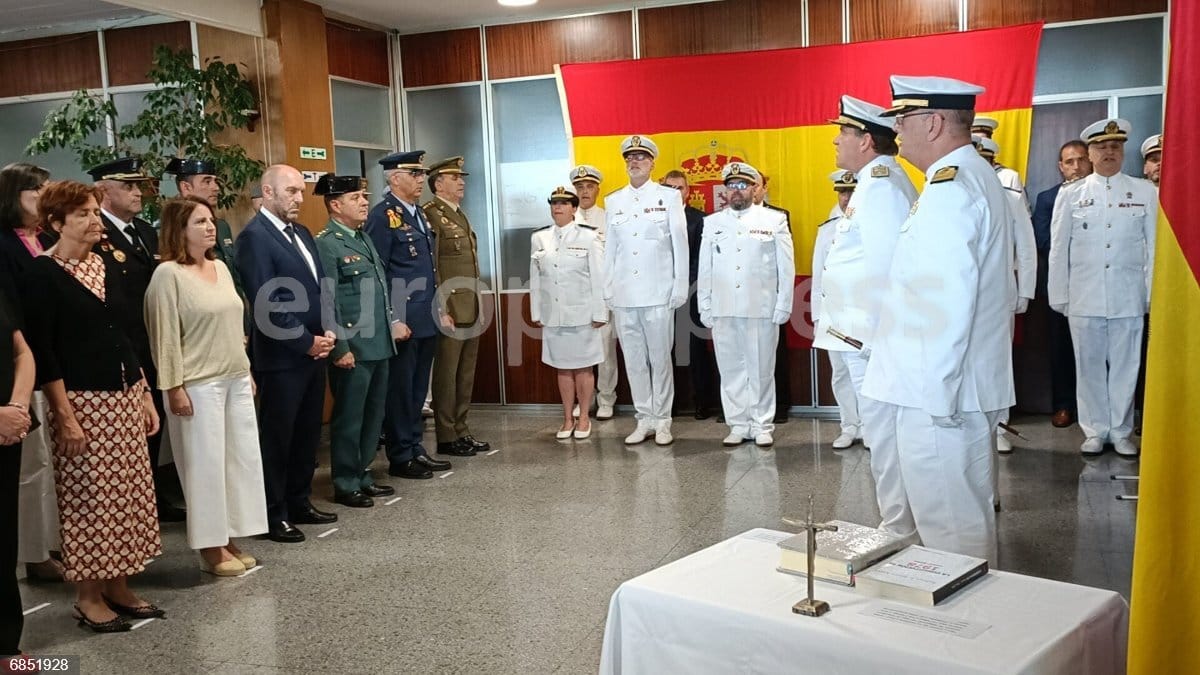 Encuentro con el comandante naval de Gij贸n, Luis Rodr铆guez Garat