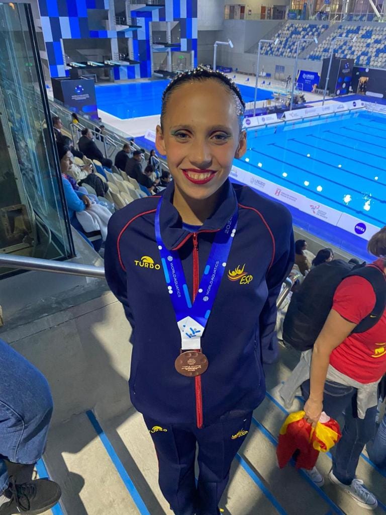 Bienvenida a Daniela Suárez tras su triple oro en natación