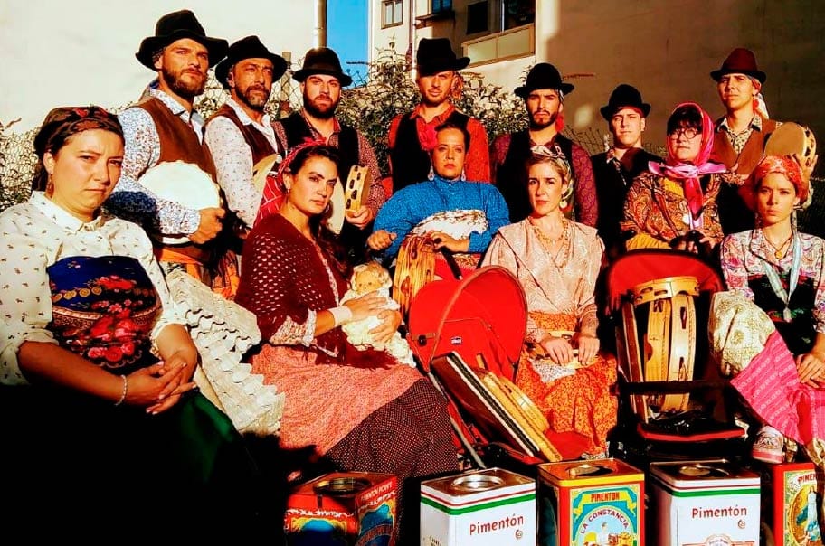 Actuaci贸n del grupo folcl贸rico Pandereteiras Sen Fronteiros