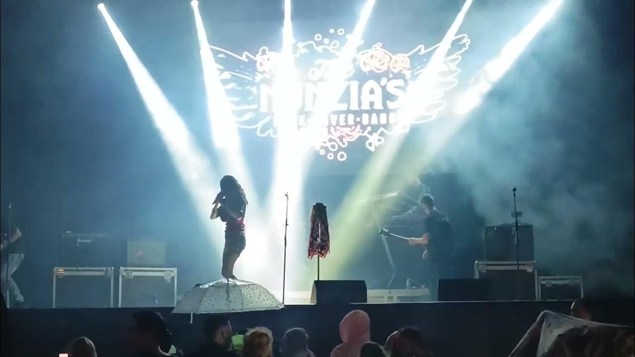 Actuación de The Nunzia's Rock Band