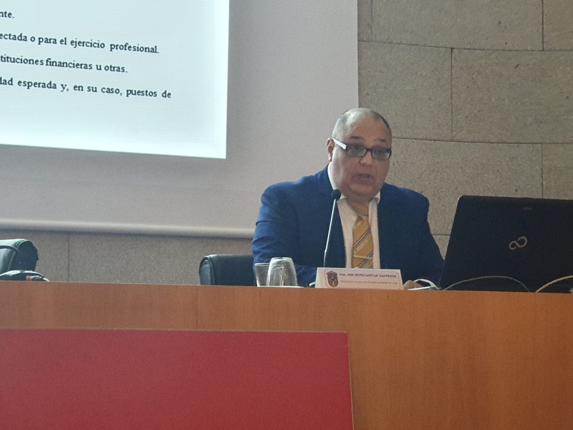 Charla sobre la regularizaci贸n de inmigrantes