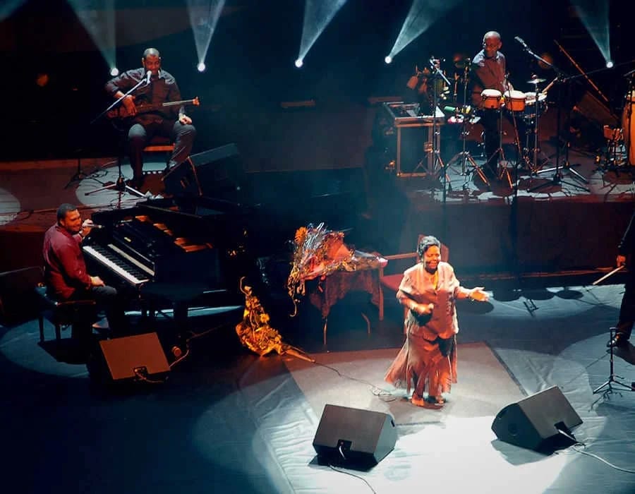 Mulleres de Abril: 'Cesária Évora'