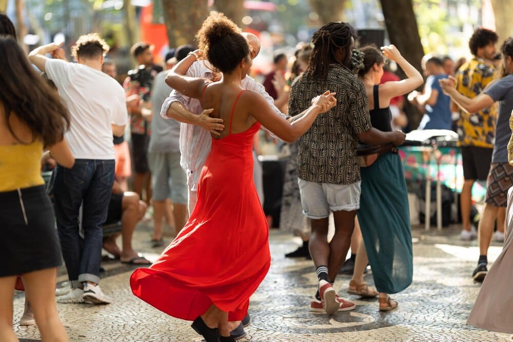 Bailes latinos en la Praza da Peregrina