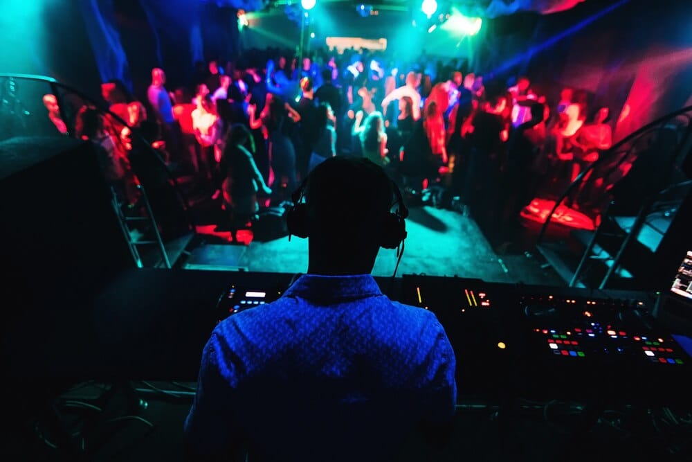 Actuaci贸n de DJ Richi Risco, Fer Mesa y Payball
