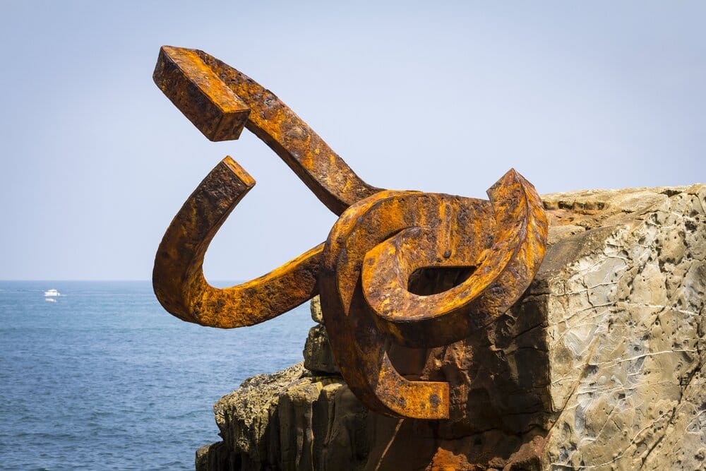 Homenaje a Chillida en Donostia recorrido escultórico-musical