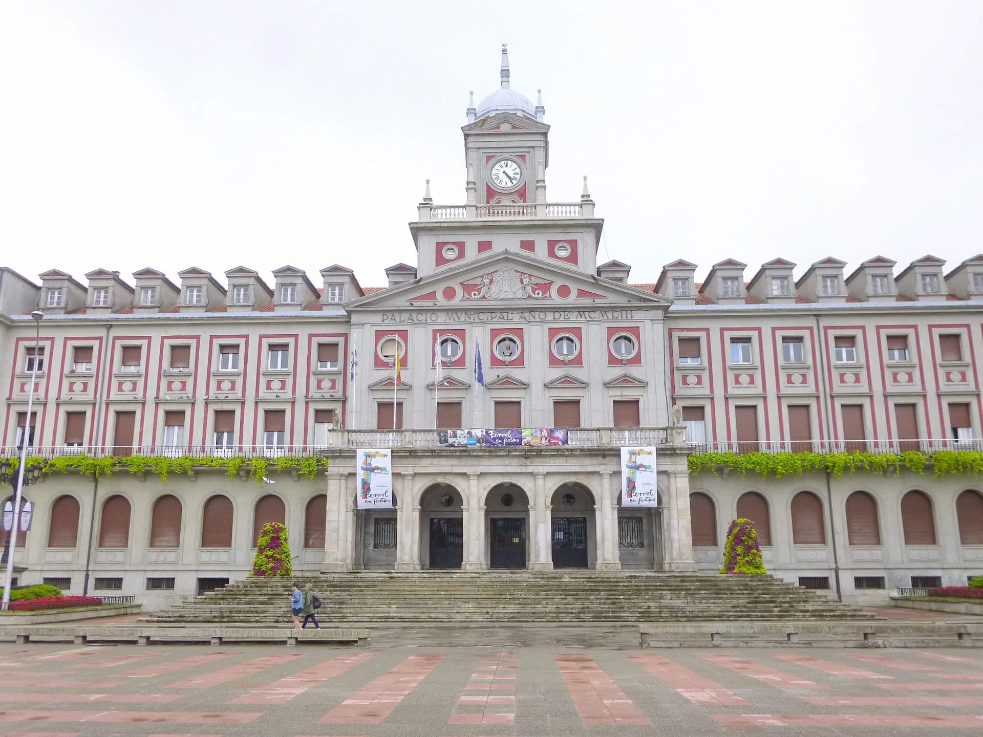 Entrega de medallas de oro de la Cofradía de Dolores