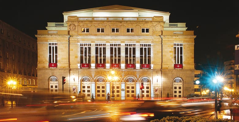 Iluminaci贸n del Teatro Campoamor por la Semana Mundial de la Hemocromatosis
