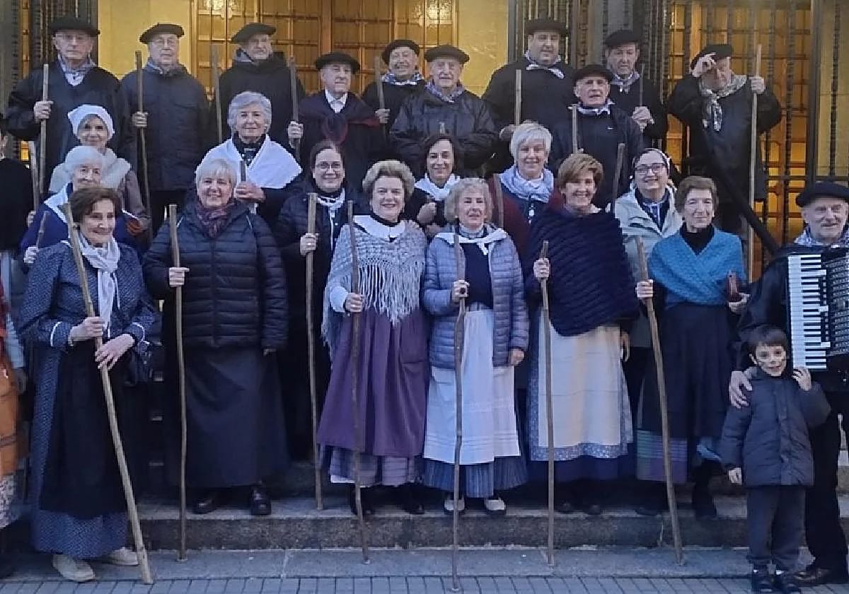 El coro Goratzar canta en Amara Berri