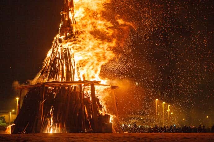 Guía de San Juan en Gijón 2026: hogueras y planes