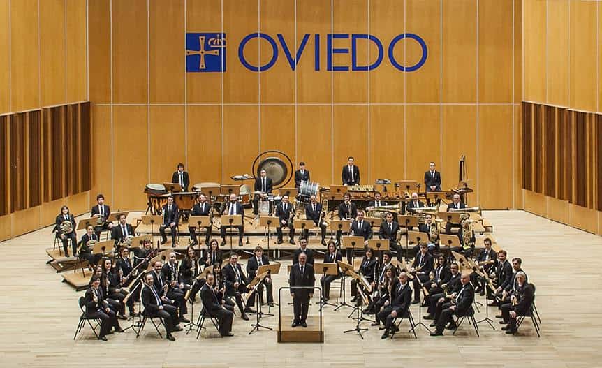 Concierto de la Banda de Música Ciudad de Oviedo en la plaza Julián Cañedo