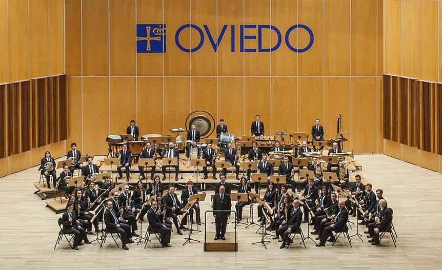 Concierto de la Banda de Música Ciudad de Oviedo en la plaza Julián Cañedo