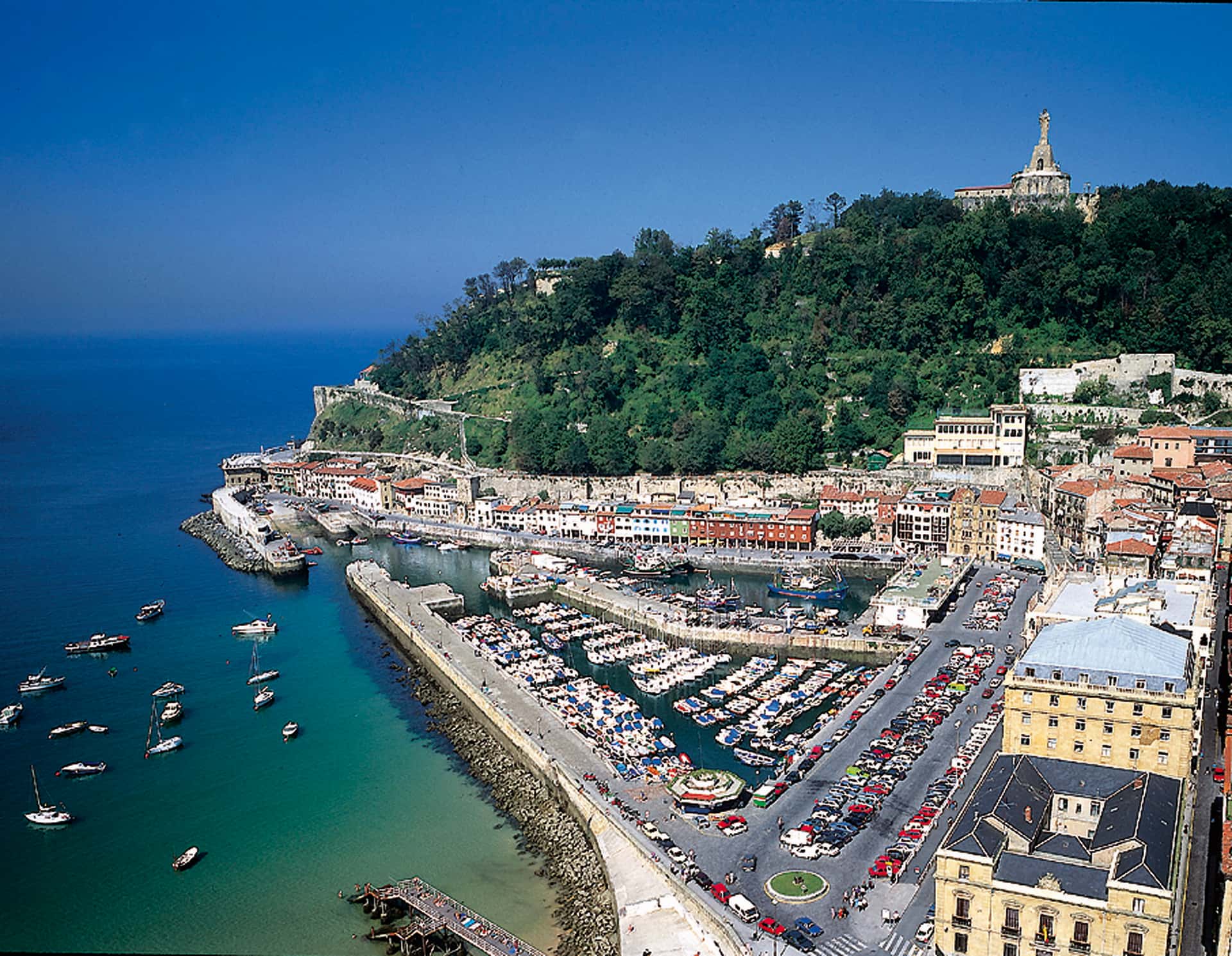 Sardinas y raciones marineras en el puerto donostiarra