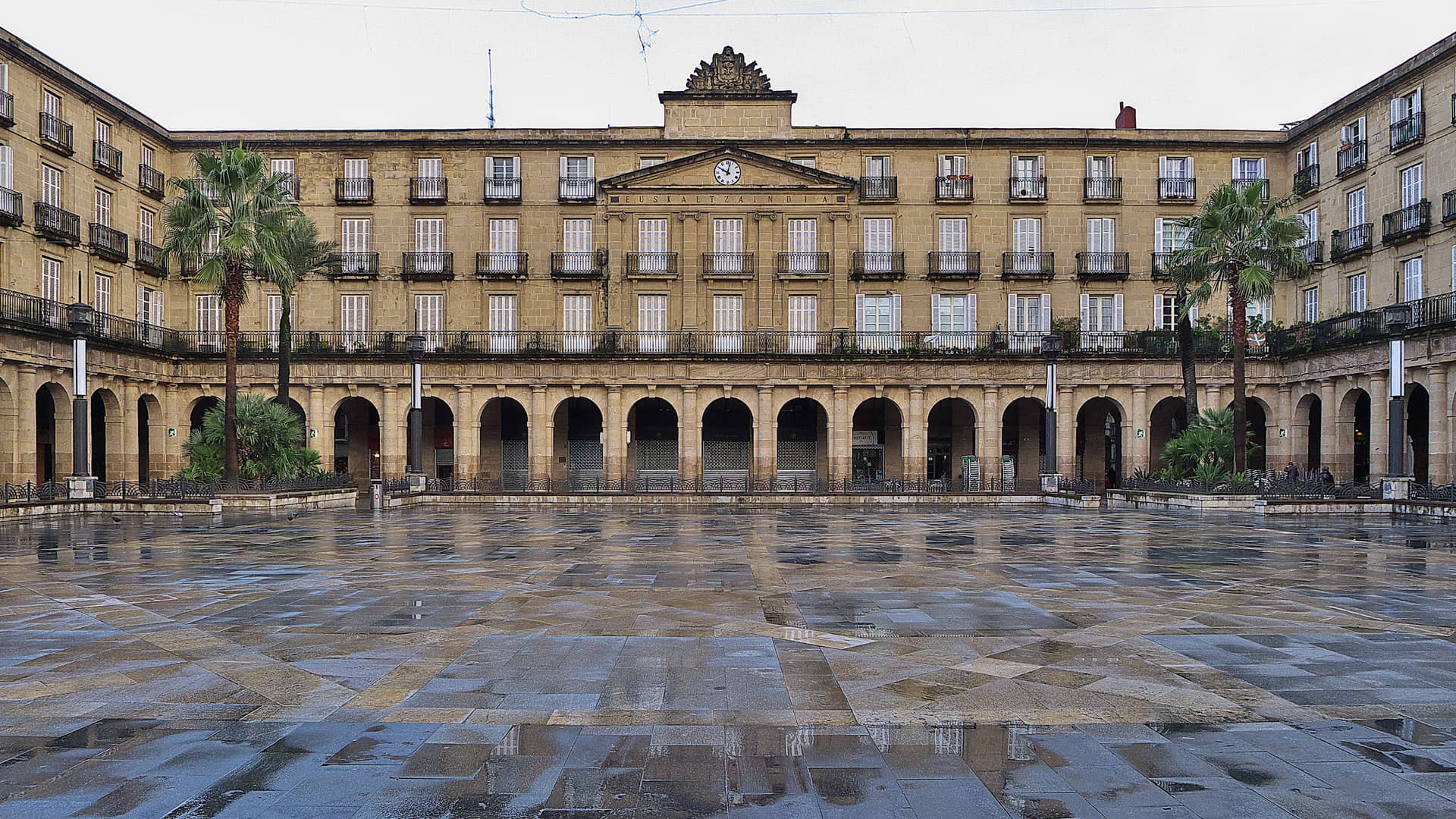 Ruta por la Plaza Nueva: de la estrella Michelin al pintxo