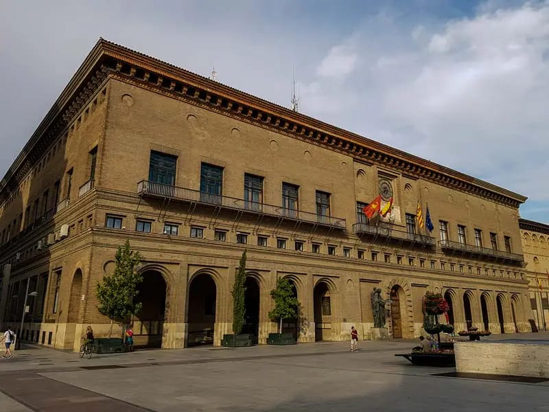 Zaragoza abre sus palacios históricos por Santa Isabel
