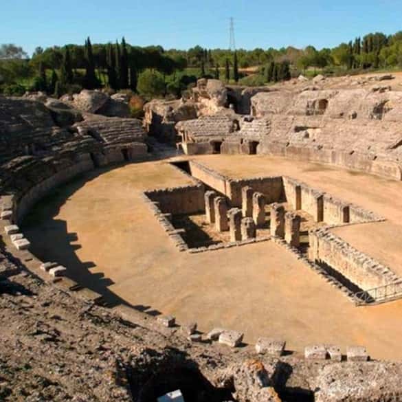 Rutas temáticas y procesiones romanas en Itálica
