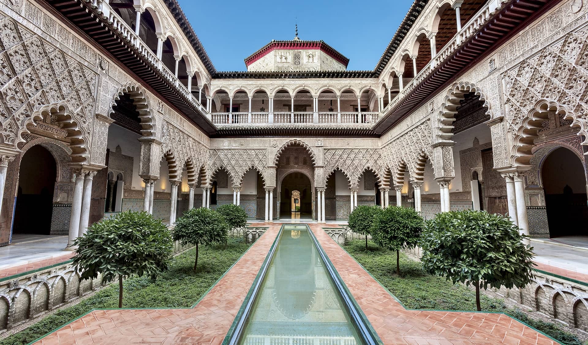 Carruajes históricos en el Apeadero del Real Alcázar