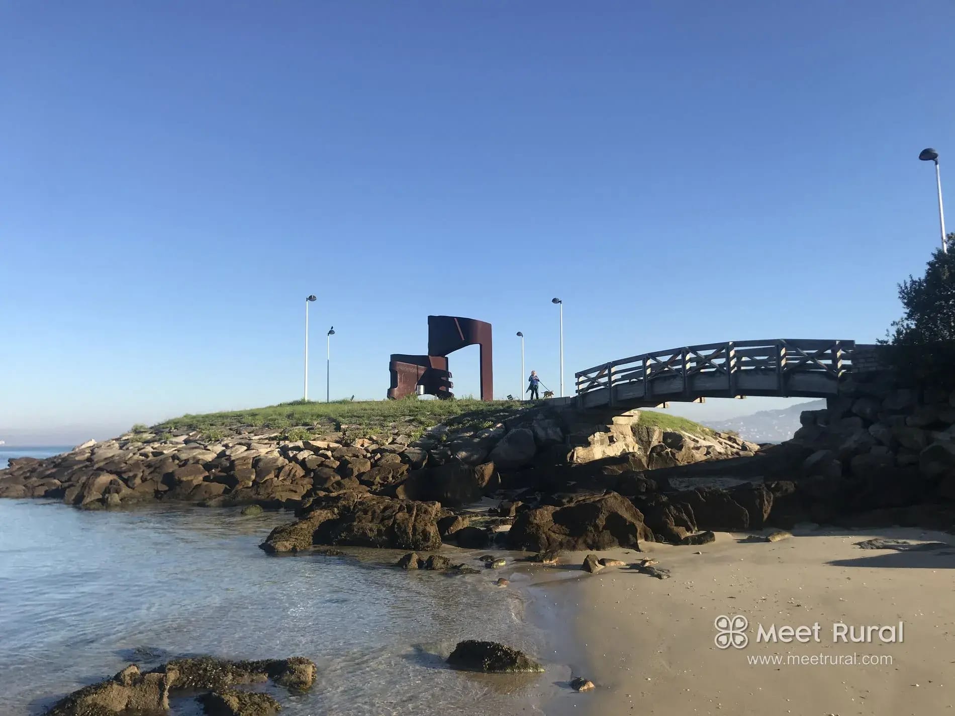 Instalación de dos nuevas obras de arte en la Illa das Esculturas