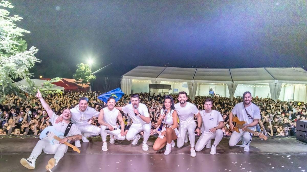 Actuaci贸n del Grupo Beatriz y DJ Nacho Otero