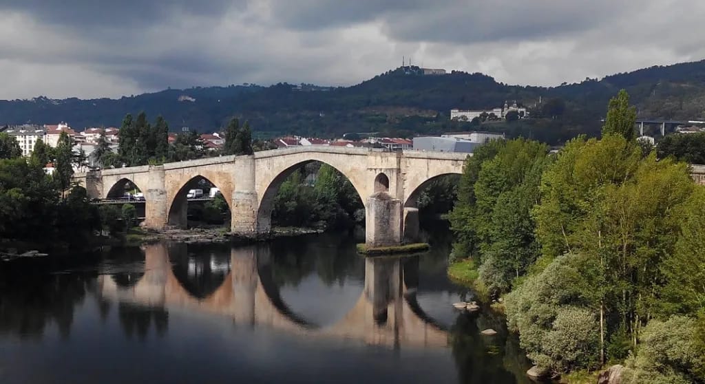 Iluminación del Puente Romano por el Día Internacional de la Dislexia